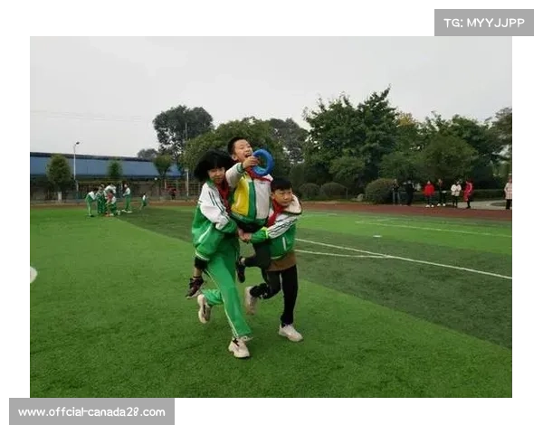 温州赛场感人瞬间 小选手赛后真挚拥抱对手 展现体育精神与友谊